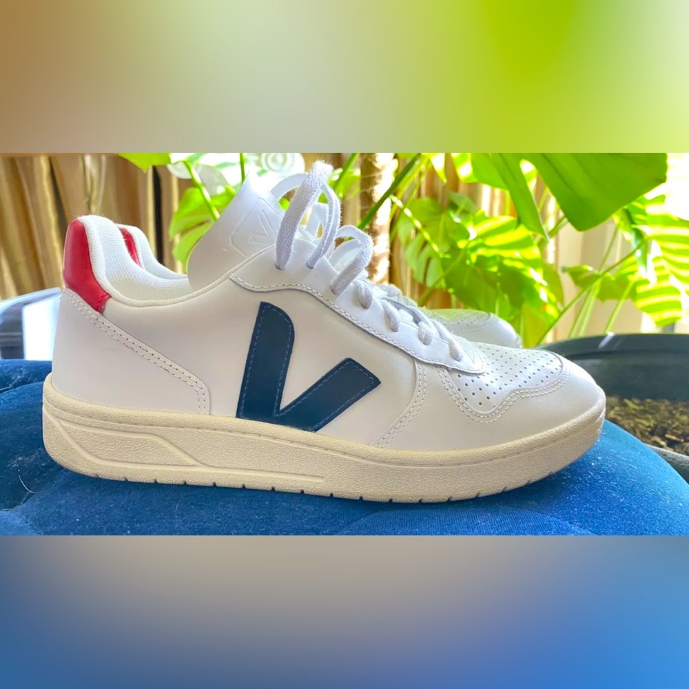 Veja V-10 EUC unisex mens 8/women’s 10/euro 41 leather shoes fashion sneakers